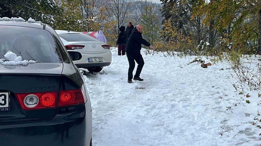 kar-nedeniyle-kapanan-yol-ulasima-acildi-kis-lastigi-olmayanlar-giremedi-sfkj.jpg