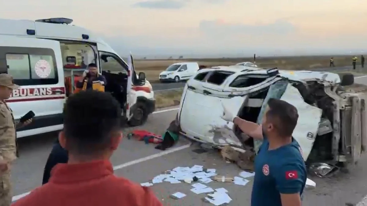 Ağrı’da düğün davetiyesi götüren aile kaza yaptı: 3’ü çocuk 6 yaralı