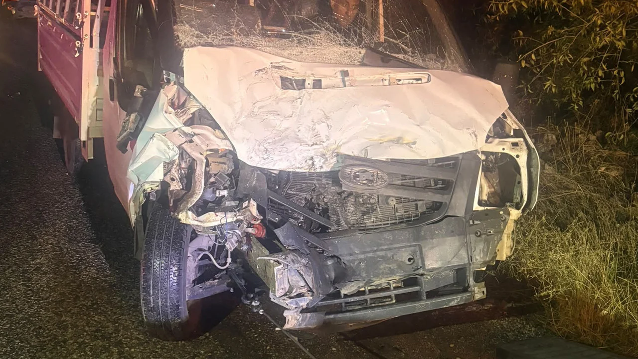 Adıyaman’ın Besni ilçesinde kamyonet ile traktör çarpıştı: 2 yaralı