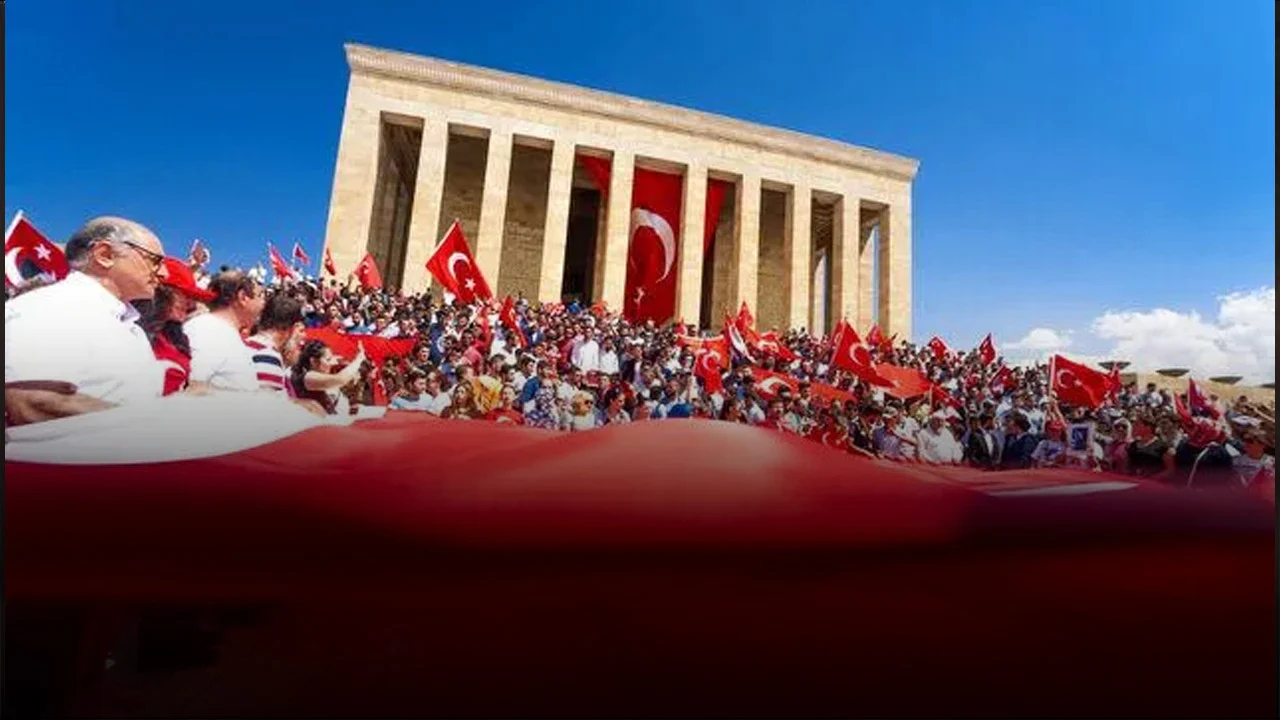Binlerce kişi Atatürk’ün huzuruna çıktı