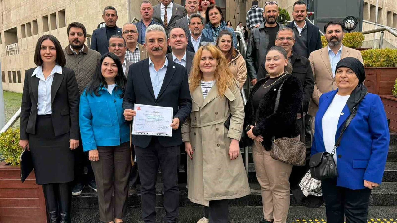 Yeni Parti Bursa İl Başkanı Nihat Yeşiltaş mazbatasını teslim aldı
