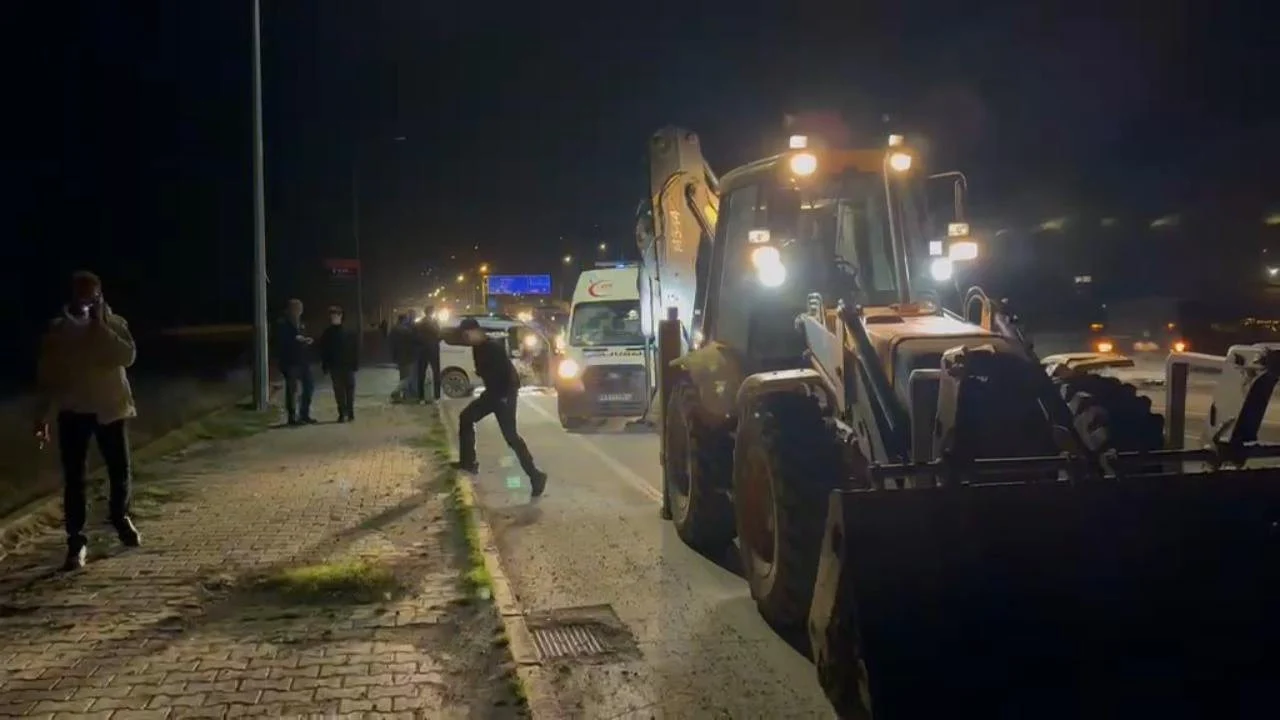 Muş-Bitlis kara yolunda kepçe ile otomobil çarpıştı: 1 kişi yaralandı
