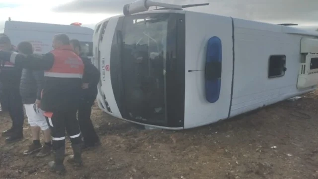 Sivas’ta cezaevi nakil aracı devrildi: 3 görevli yaralandı