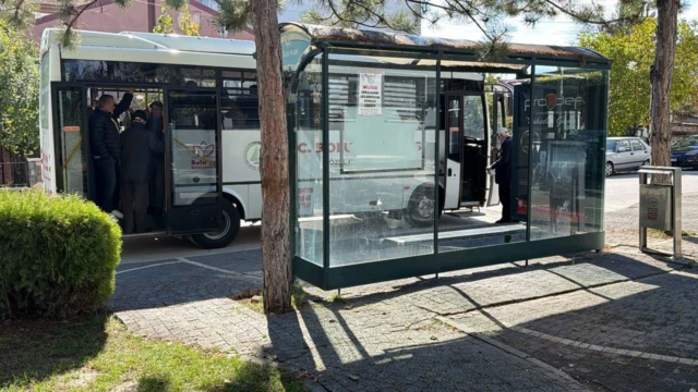 Şehir magandaları durağı harabeye çevirdiler