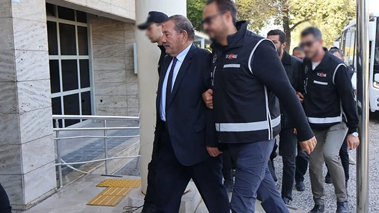 Milas Belediye Başkanı ve oğlu dahil 18 tutuklama
