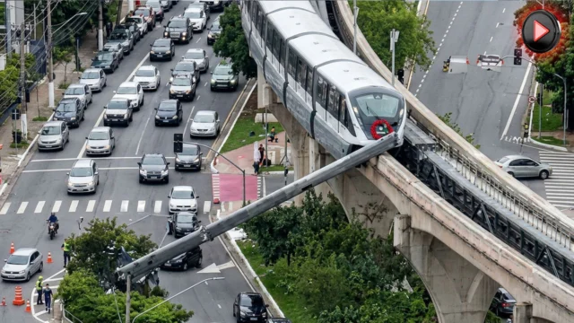 Brezilya’da raylara devrilen vinçe monoray çarptı