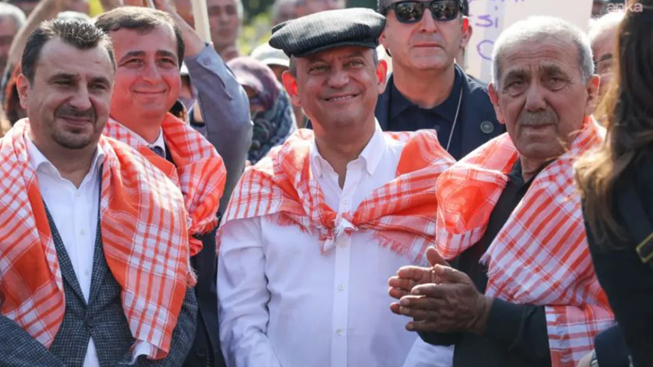 Özgür Özel üzüm üreticileri ile bir araya geldi