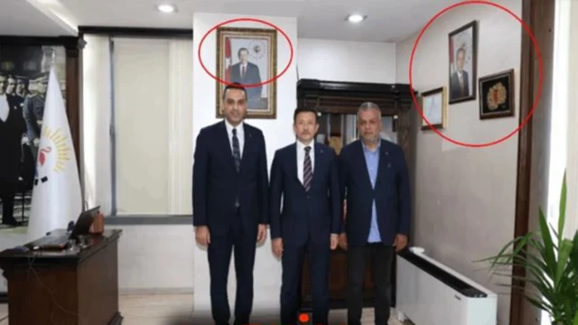 AK Parti’ye geçen Onur Emrah Yıldız Atatürk portresini kaldırdı, Erdoğan’ın fotoğraflarını astı