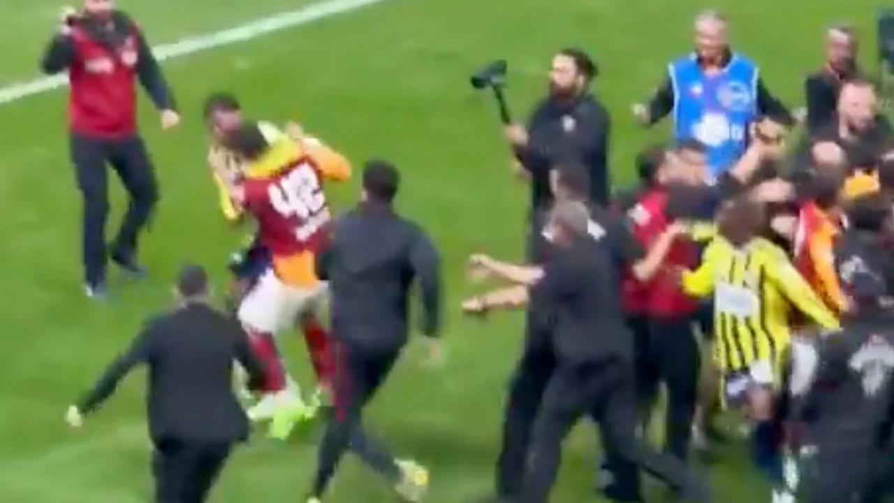Galatasaray-Fenerbahçe derbisinde maç sonu kavga çıktı