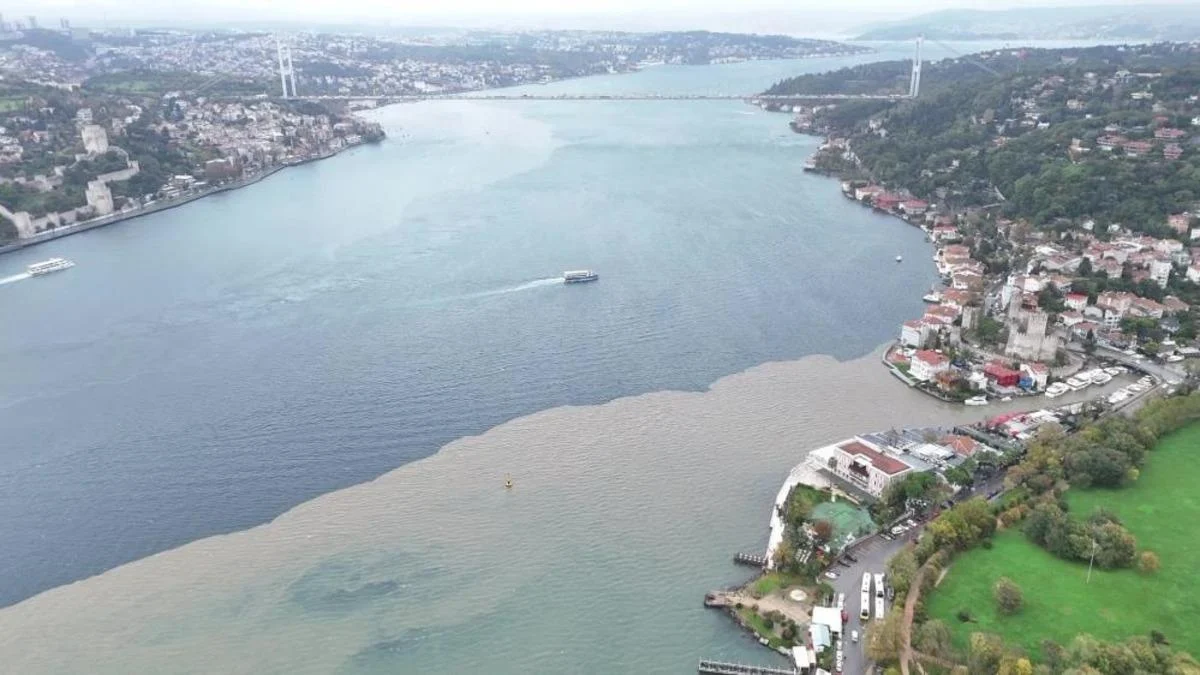 İstanbul’da yine aynı görüntü! Çamur Boğaz’ı kapladı, deniz kahverengiye döndü